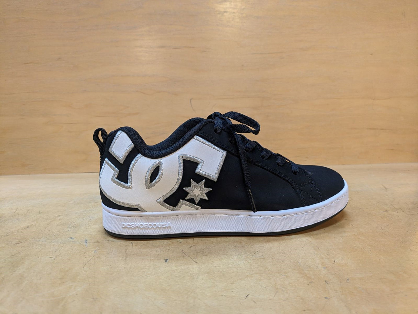 DC Court graffik 300678bws black & white logo with silver glitter